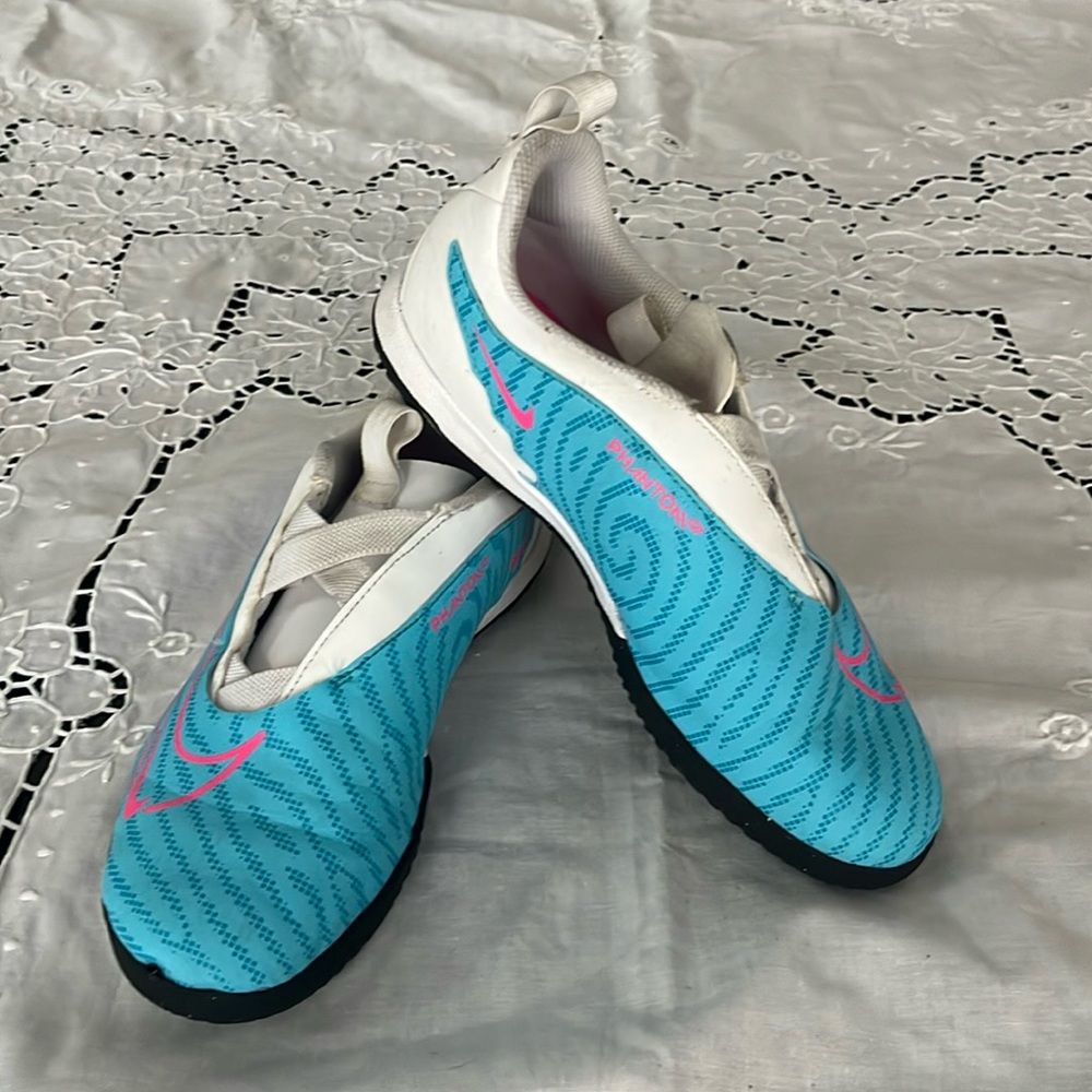 Indoor soccer cleats